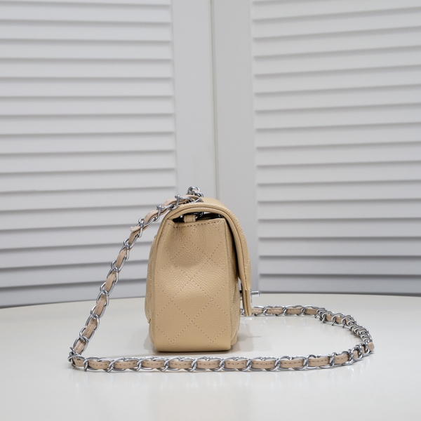 シャネルバッグ背面デザイン